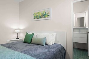 1 chambre, fer et planche à repasser, lit de bébé portatif