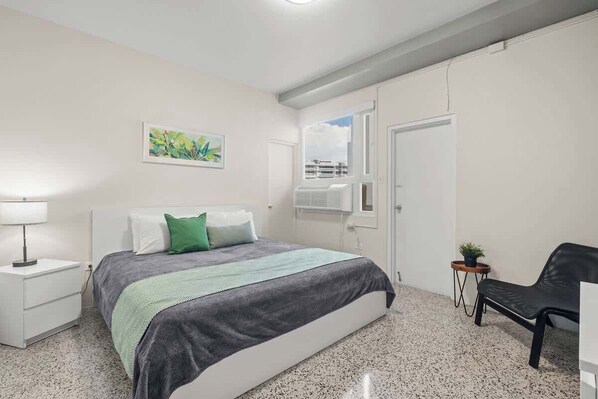 1 habitación, tabla de planchar con plancha y cuna de viaje 