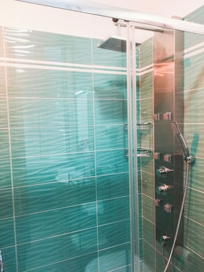 Haartrockner, Handtücher, Seife, Toilettenpapier