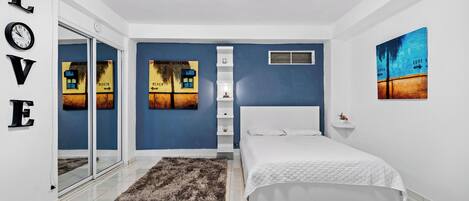 1 habitación, tabla de planchar con plancha y cuna de viaje