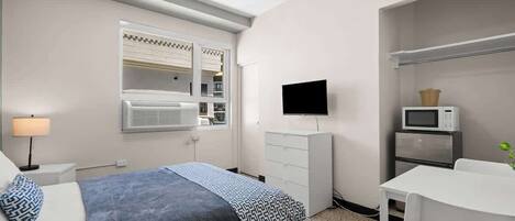 1 habitación, tabla de planchar con plancha y cuna de viaje