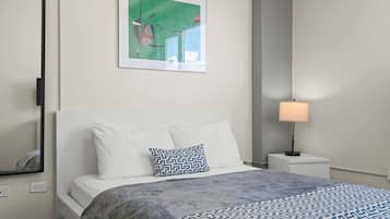 1 habitación, tabla de planchar con plancha y cuna de viaje