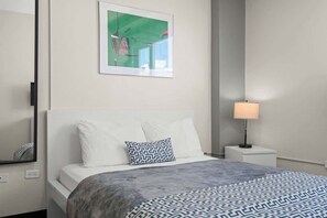 1 habitación, tabla de planchar con plancha y cuna de viaje