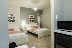 Tabla de planchar con plancha, cuna de viaje, wifi y ropa de cama