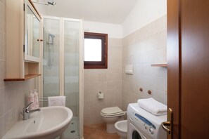 Departamento, 2 habitaciones | Baño | Secadora de cabello, toallas, jabón, shampoo