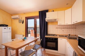 Appartement, 2 chambres | Cuisine privée | Réfrigérateur, micro-ondes, four, plaque de cuisson
