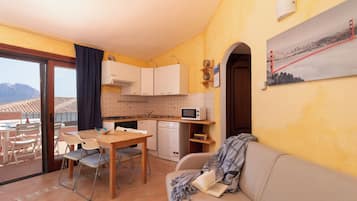 Apartamento, 2 quartos | Área de estar | TV 30 polegadas com canais via satélite