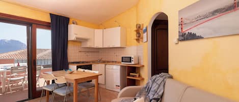 Appartement, 2 slaapkamers | Woonruimte | Een 30-inch televisie met satellietzenders