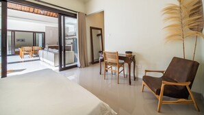 Une chambre d’hôtel moderne équipée d’un lit, d’un bureau, d’une chaise et d’une grande fenêtre.