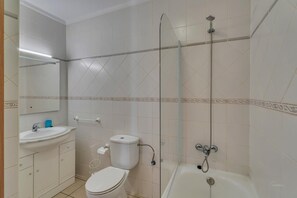 Haartrockner, Handtücher, Seife, Toilettenpapier