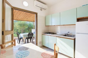 Frigorifero, piano cottura, pentole/stoviglie/utensili