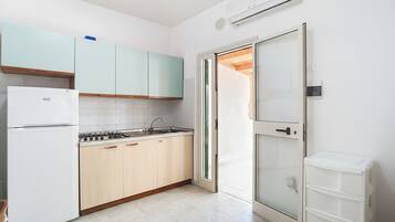 Kühlschrank, Herdplatte, Kochgeschirr/Geschirr/Besteck