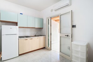 Frigorífic, placa de cuina i utensilis de cuina, vaixella i coberteria 