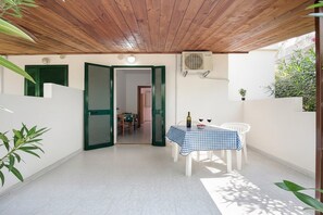 Outdoor dining - Apartment 'Sabbia D'oro, 201' with Shared Pool and Wi-Fi (Scialara)