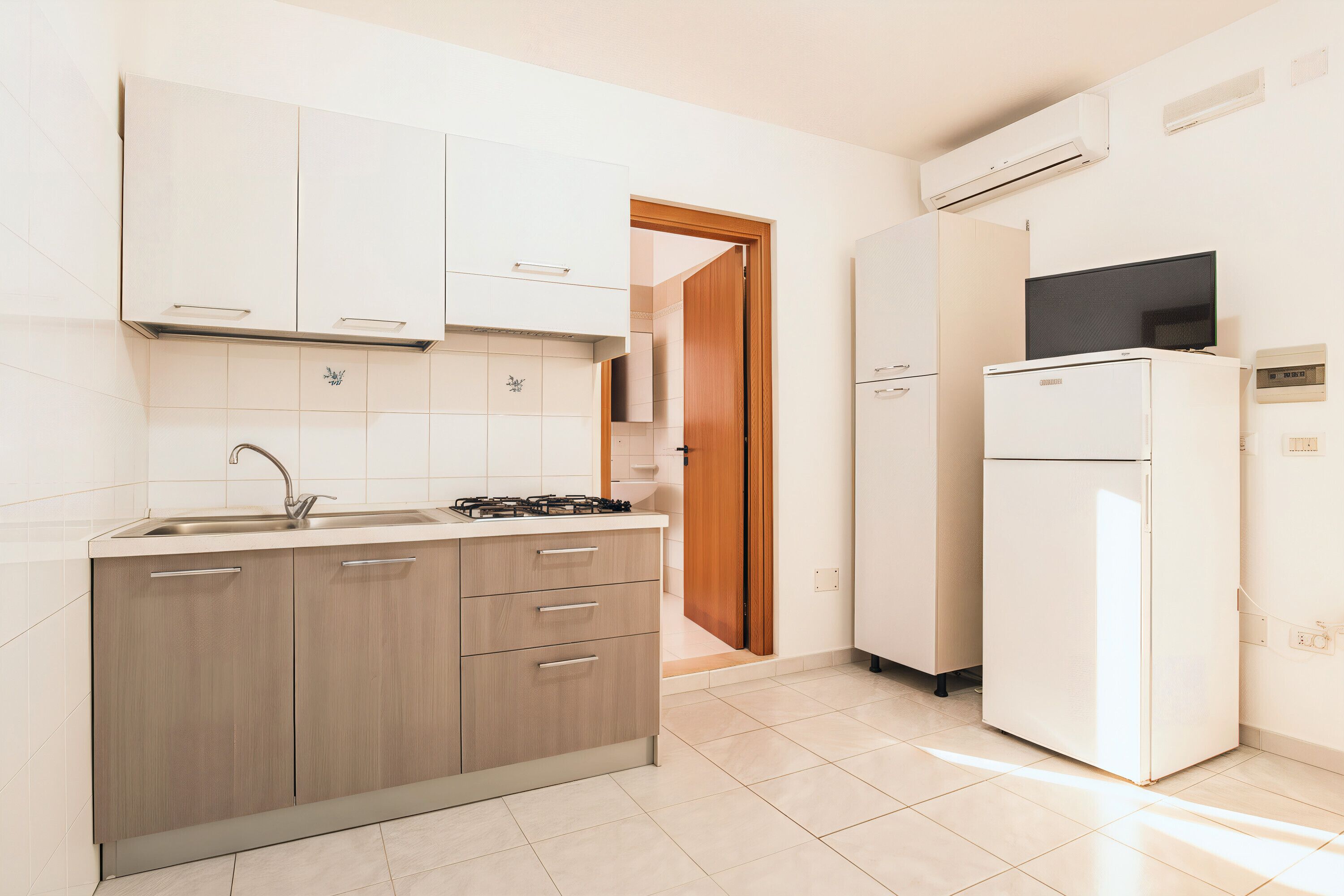 Kühlschrank, Herdplatte, Kochgeschirr/Geschirr/Besteck