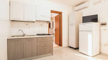 Kühlschrank, Herdplatte, Kochgeschirr/Geschirr/Besteck