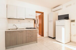 Frigorífico, placa de cocina y utensilios de cocina