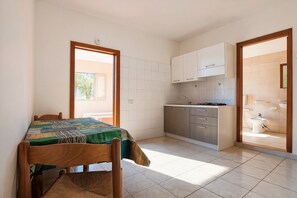 Frigorífico, placa de cocina y utensilios de cocina