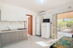 Frigorífico, placa de cocina y utensilios de cocina