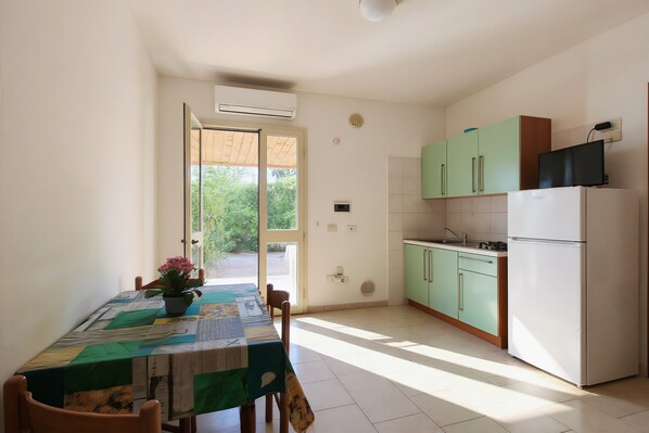 Refrigerador, parrilla de estufa y utensilios de cocina 