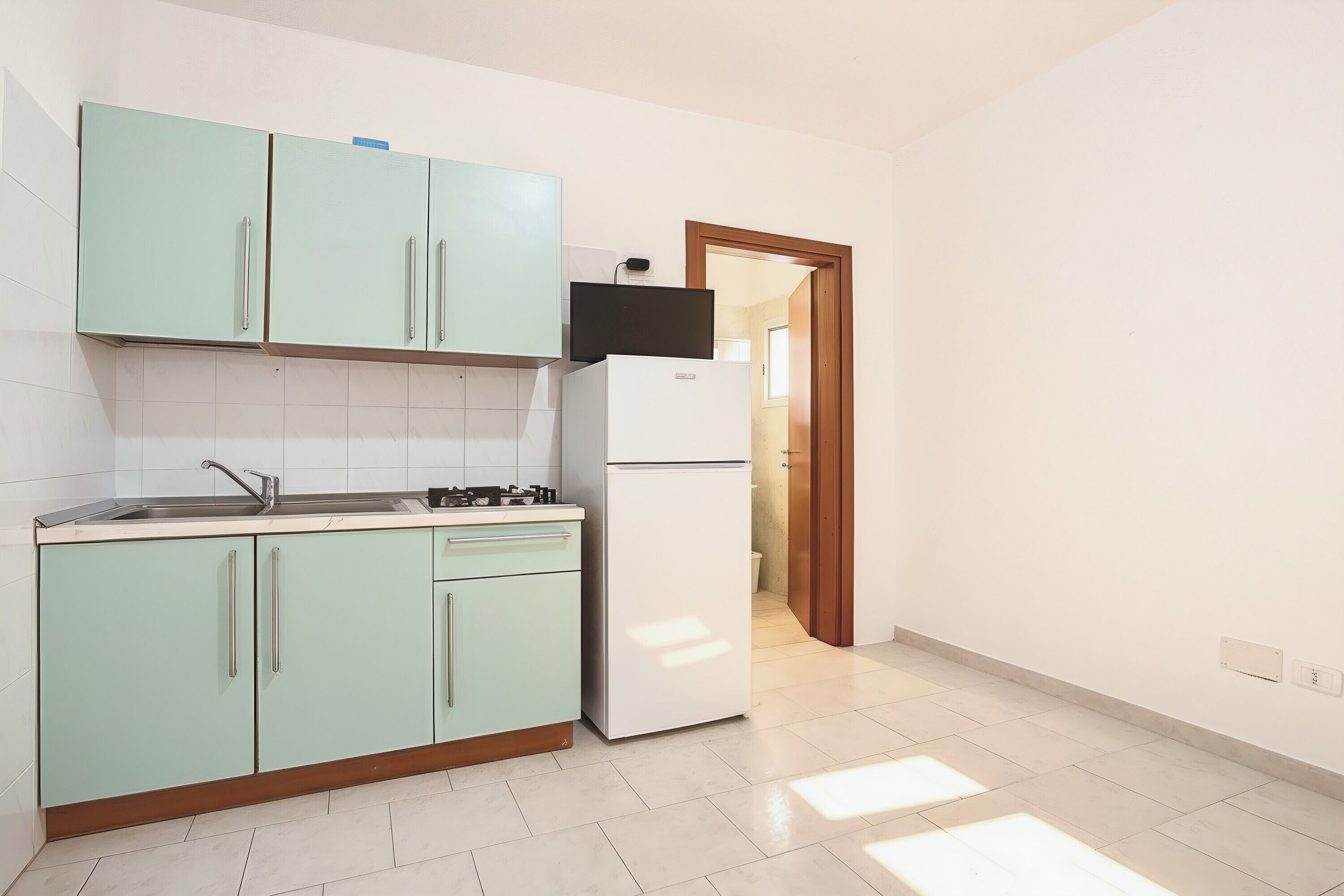 Frigorifero, piano cottura, pentole/stoviglie/utensili