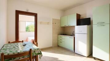 Kühlschrank, Herdplatte, Kochgeschirr/Geschirr/Besteck