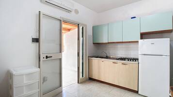 Kühlschrank, Herdplatte, Kochgeschirr/Geschirr/Besteck