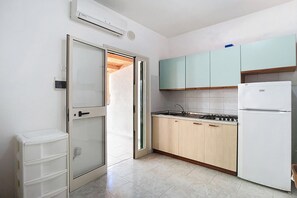 Frigorífic, placa de cuina i utensilis de cuina, vaixella i coberteria 