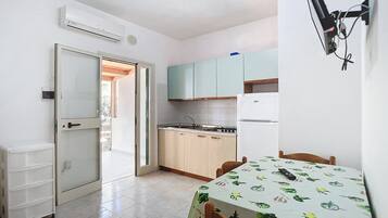 Frigorifero, piano cottura, pentole/stoviglie/utensili