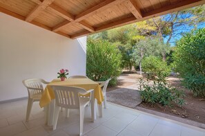 Outdoor dining - Apartment 'Sabbia D'oro' with Shared Pool and Wi-Fi (Scialara)