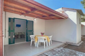 Outdoor dining - Apartment 'Sabbia D'oro' with Shared Pool and Wi-Fi (Scialara)