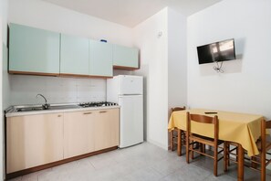 Frigorífico, placa de cocina y utensilios de cocina