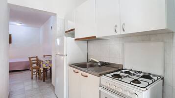 Kühlschrank, Herdplatte, Kochgeschirr/Geschirr/Besteck