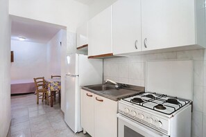 Frigorífico, placa de cocina y utensilios de cocina