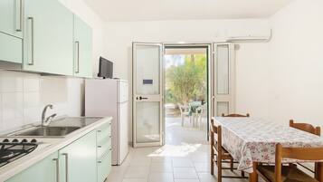 KĂŒhlschrank, Herdplatte, Kochgeschirr/Geschirr/Besteck