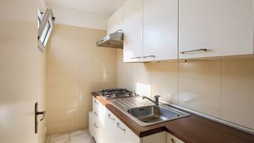 Kühlschrank, Herdplatte, Kochgeschirr/Geschirr/Besteck