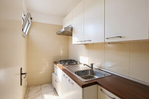 Kühlschrank, Herdplatte, Kochgeschirr/Geschirr/Besteck