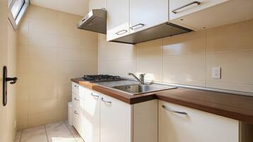 Kühlschrank, Herdplatte, Kochgeschirr/Geschirr/Besteck