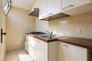 Kühlschrank, Herdplatte, Kochgeschirr/Geschirr/Besteck