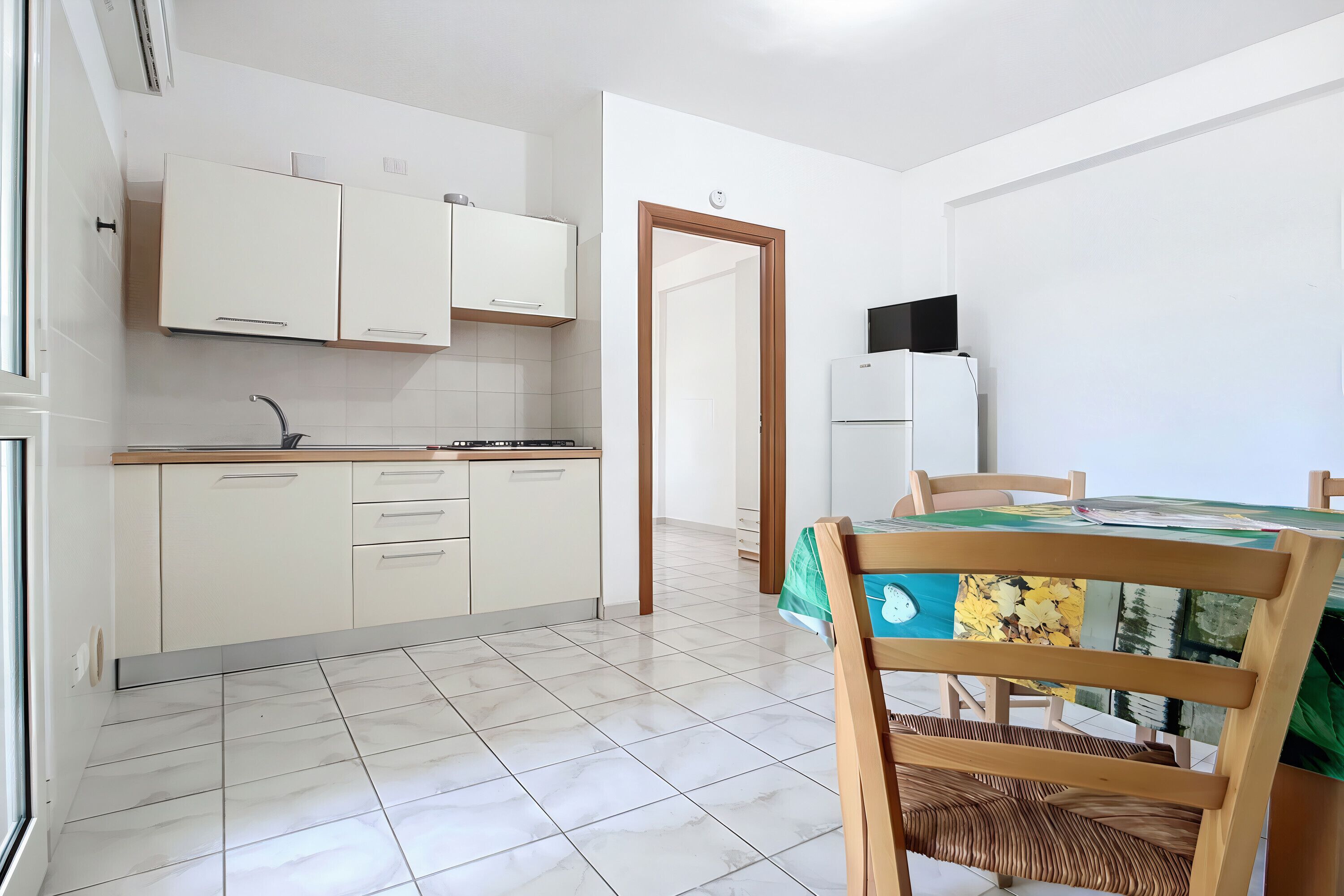 Kühlschrank, Herdplatte, Kochgeschirr/Geschirr/Besteck