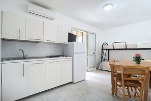 Frigorífico, placa de cocina y utensilios de cocina