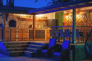 Outdoor dining - Green Mansion Charming 4-bedroom villa in peaceful Domnești (Domnești)