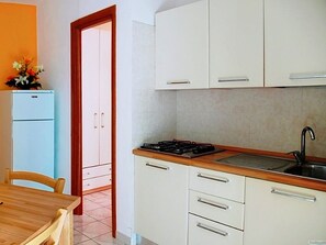 Frigorifero, piano cottura, pentole/stoviglie/utensili