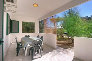 Outdoor dining - Apartment 'Sabbia D'oro' with Shared Pool and Wi-Fi (Scialara)