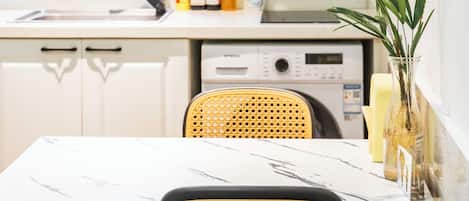 Suite, 1 cama doble | Cocina privada | Frigorífico, papel de cocina y mesa de comedor