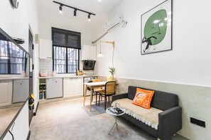 Suite, 1 Double Bed | Living room