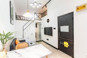 Suite, 1 Double Bed | Living room