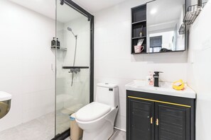 Suite, 1 Double Bed | Bathroom | Shower, free toiletries, hair dryer, slippers