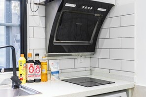 Suite, 1 Double Bed | Private kitchen