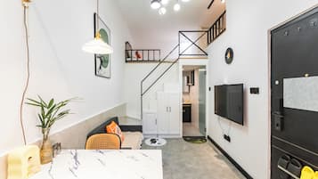 Suite, 1 Double Bed | Living room